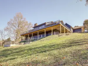 LaFollette Home Community Pool and Mountain Views!