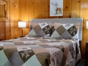 อีฟนิ่งเฉด ริเวอร์ลอดจ์แอนด์เคบินส์