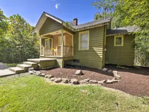 Pet-Friendly Cottage w/ Fire Pit - 3 Mi to Siu!