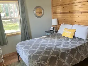 WI River-Boom Lake cottage on spacious lot, water on 3 sides, kayaks, fire pit