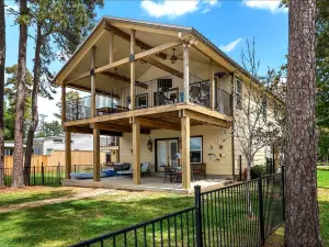 Incredible Lakefront Vacation Rental with Spectacular Sunset Views for an Unforgettable Family Vacat