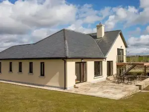 Waterford Villa - 5 Bed - Sleeps 10 - Parking