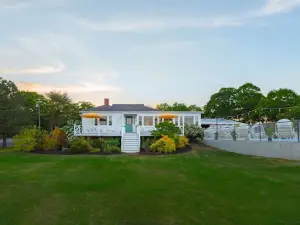 Rye Motor Inn - Oceanfront, Walk to Beach