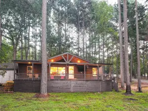Lakefront Crockett Cabin w/ Boathouse & Kayaks!