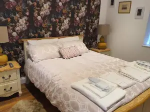 2 Beautiful Self Contained Cottages in Westbury