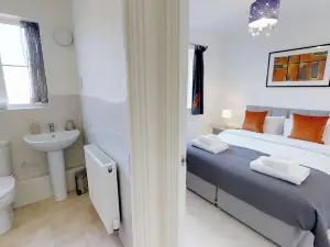 StayZo Cole Green Lane Accommodation- Free Parking