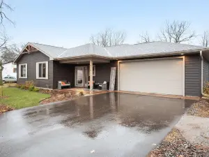 Home w/ Lake Access and Lakeviews-3BR-2BA-1 level, Month stay Ok