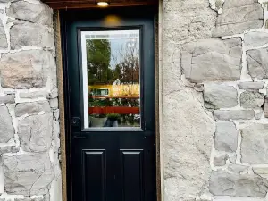 Fully-furnished Modern Apartment / Executive Suite in Heart of Town