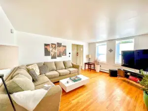 Beautiful Downtown 3 Bedroom 1 & 1/2 Bath/ High Speed Internet/ Cable / Desk