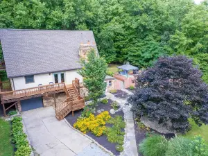 The Billy Pig Lodge – Pool, Hot tub & 7 acres!