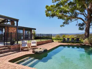 Luxury house with pool, fireplace and stunning Yarra Valley views