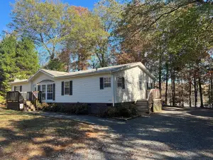 15 Private Acres !! Waterfront, Swimming Pool !! Hot Tub !!  Pets Welcome Too !!