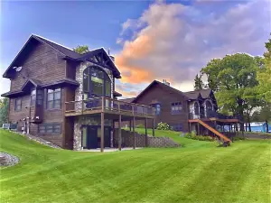 Bay Lake Cabin w/200ft of Lakefront, fun deck, private dock + woodfire sauna!