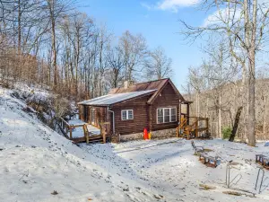 Charming Log Cabin with Deck and Fireplace - Cozy Woodland Retreat