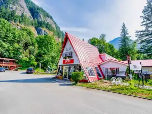 Holiday Motel & RV Resort