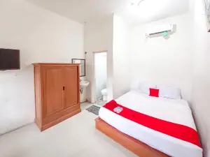 RedDoorz Syariah @ Homestay Bougenville near Taman Alun-Alun Kota Lamongan