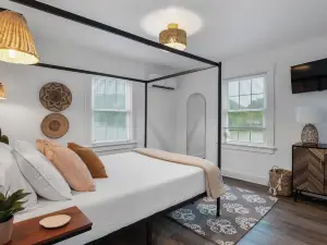 Riverfront house, Deck over river, Dock, Bar, gazebo, scenic view, pets welcome.