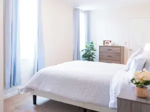 Little Red House on Hill Street 1bd, 1bth sleeps 4