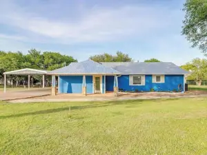 Lakefront Living with Pickleball, Basketball, Hot Tub & Lake activities