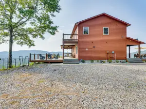 Mtn-View Cabin: Deck & Pets Welcome in Murphy