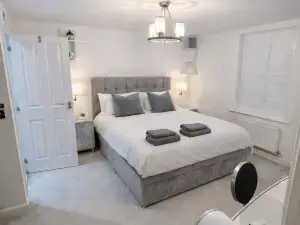 Grand 4-Bed House in Ebbsfleet Valley, Garden & Parking Space