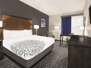 La Quinta Inn & Suites by Wyndham Mercedes Outlet Mall