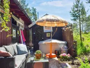 Beautiful Home in Hornnes with Jacuzzi