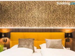 Gerharts Premium City Living - Center of Brixen with Free Parking and Brixencard