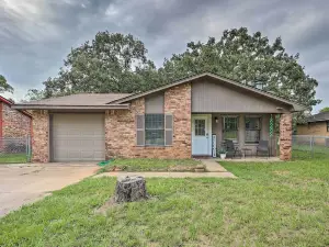 Family-Friendly Barling Retreat: Yard & Deck!
