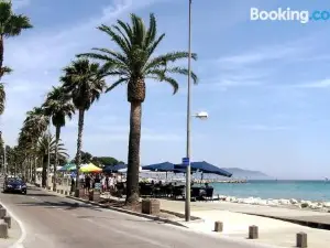 Blue Summer Vibes Mini Studio for Two, AC, Parking, Beach at 50m, Spa Access -2