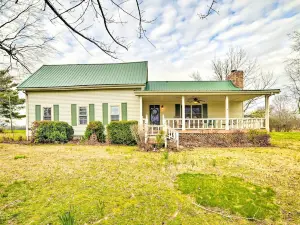 Peaceful Hazel Cottage w/ Deck & Yard!