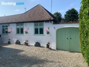 Beautiful Little Bungalow, Indoor Fireplace, & Bar