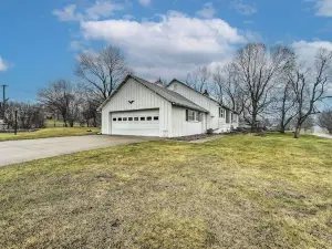 Cozy Hillsdale Home ~ 1 Mi to Baw Beese Lake!