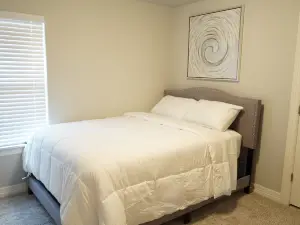 The Cosmopolitan: Modern, Cozy, New 3Bedroom Home