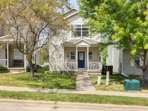 Cozy Iowa City Home ~ 2 Mi to Kinnick Stadium!