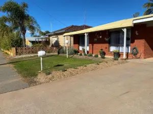 Country Roads Motor Inn
