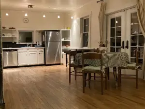 Cozy Cottage near Woodstock VT and skiing!