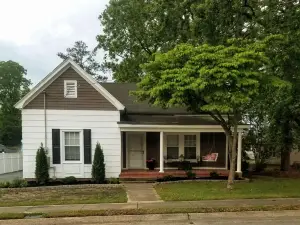 Cozy Southern Home that is close to amenities