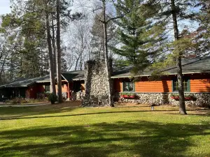 WILDWOOD LODGE is nestled in the trees on FishHook Lake 2 miles from Park Rapids