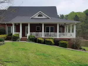 Wonderful House on Weiss Lake! Two piers and nearby boat launch. Sleeps 16