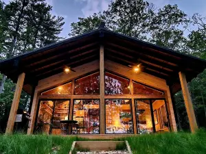 The Sylvan Chalet, Modern, Lakefront, Private, Refined, Close to Trails,