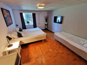 Green Door Hotel