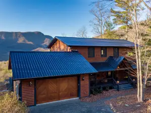 Hot Tub and Arcade Games with Mountain Views - Charming Log Cabin