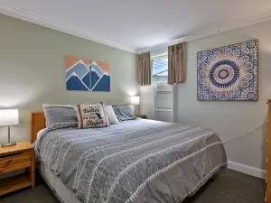 Gas Fireplace and Entertainment Options Await You - Cozy Retreat