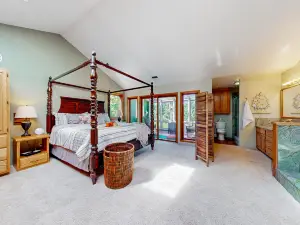 Custom home 100 yds from Foster Lake with private hot tub, views, & firepit