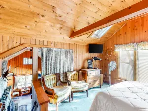 Vintage lakefront cabin with incredible water views, private dock & pebble beach