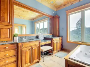 Secluded and Spacious Mountain Getaway