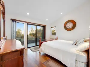 Sunny home with Ocean Views, Private Hot Tub, High-Speed WiFi, Washer/Dryer