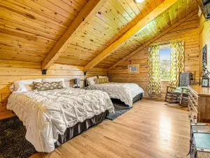 Classic home w/loft, private hot tub, 2 fireplaces, gas grill, W/D, large deck