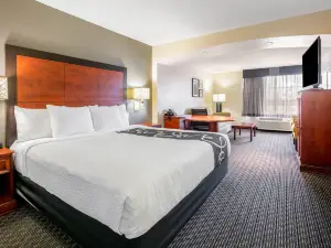 La Quinta Inn & Suites by Wyndham DFW Airport South / Irving